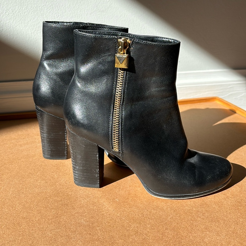 Black leather round-toe ankle height Michael Kors boots (size 8.5M)